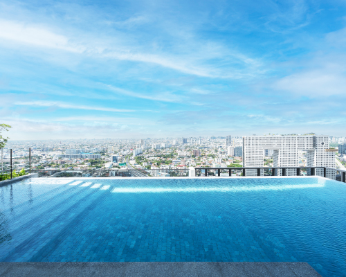 สระว่ายน้ำคอนโดมิเนียมโครงการ blue Sukhumvit 89 โดย แกรนด์ ยูนิตี้