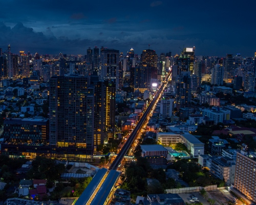 บรรยากาศยามค่ำคืนของคอนโดติดรถไฟฟ้าสายสุขุมวิท