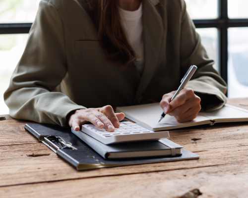 ผู้ซื้อกำลังคำนวณค่าโอนคอนโด