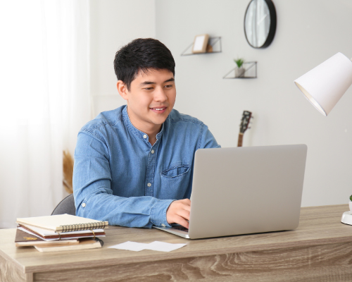 ผู้ซื้อคอนโดกำลังศึกษาอัตราดอกเบี้ยคอนโดมิเนียมในคอมพิวเตอร์โน้ตบุ๊ก