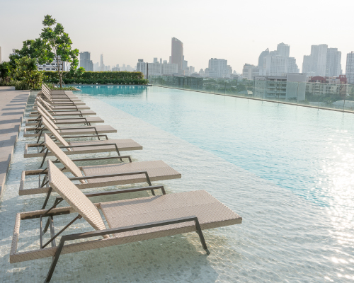  สระว่ายน้ำในคอนโดมิเนียม พื้นที่ส่วนกลางที่ผู้อาศัยมักมาออกกำลังกายและผ่อนคลาย