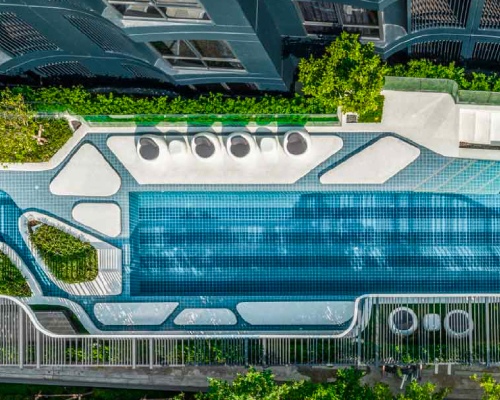 สระว่ายน้ำขนาดใหญ่ใน blue Sukhumvit 105 คอนโดมิเนียมจาก แกรนด์ ยูนิตี้